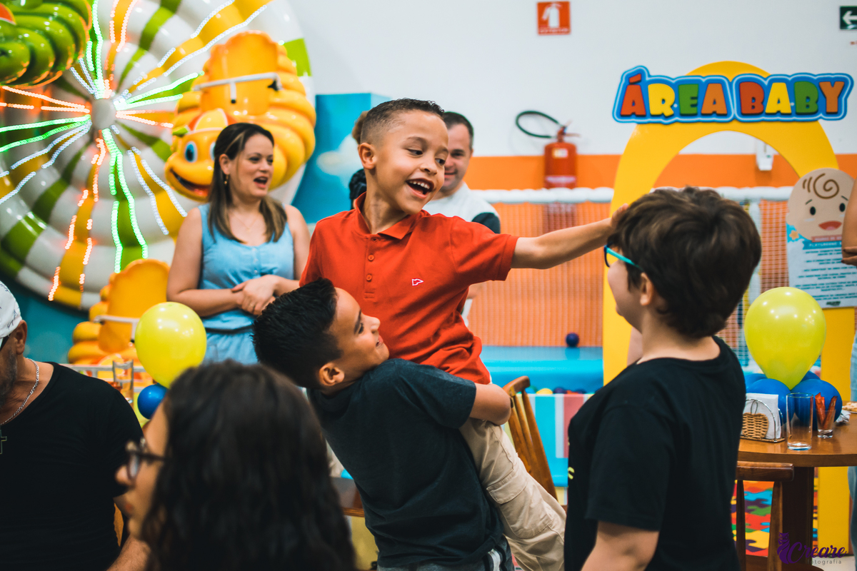 aniversario infantil realizado no buffet é pique localizado na cidade de Mauá - ABC Paulista. Decoração com tema fortnite. 