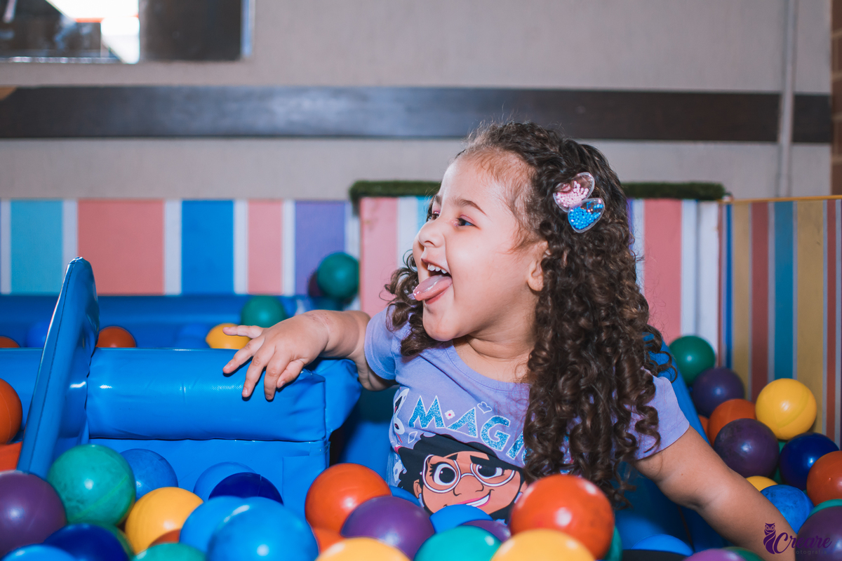Aniversário infantil de menina, com tema do filme Encanto da Disney, realizado no kid recanto buffet, na cidade de Tucuruvi, São Paulo.