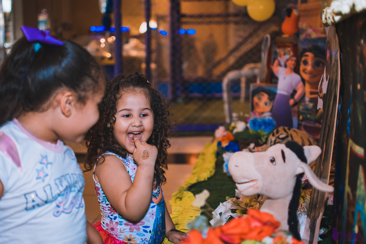 Aniversário infantil de menina, com tema do filme Encanto da Disney, realizado no kid recanto buffet, na cidade de Tucuruvi, São Paulo.