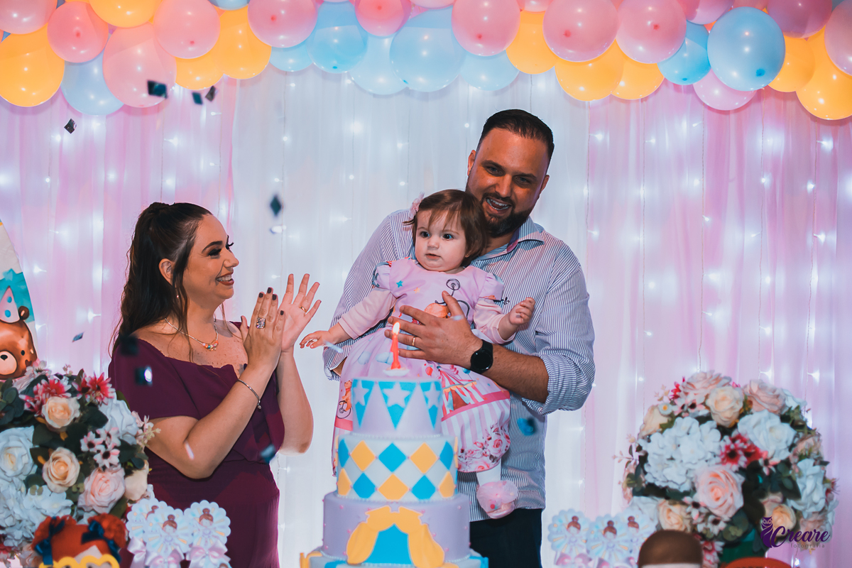 Fotografia de aniversário infantil, realizado no buffet Planeta Rizzo, localizado em Santo André, ABC Paulista. Tema da decoração Circo. 