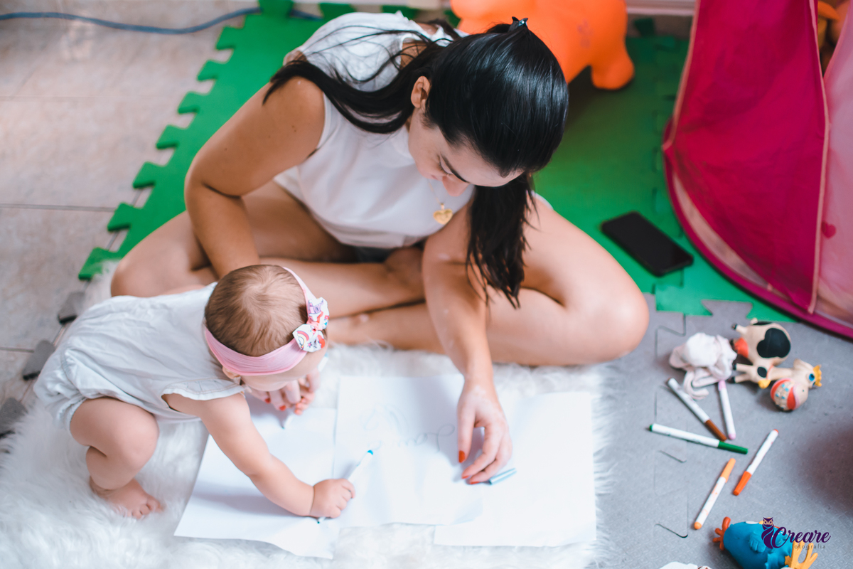 Ensaio lifestyle mãe e filha, fotografia de bebês e mamãe feita em casa, brincando com a criança. Ensaio dia das mães.