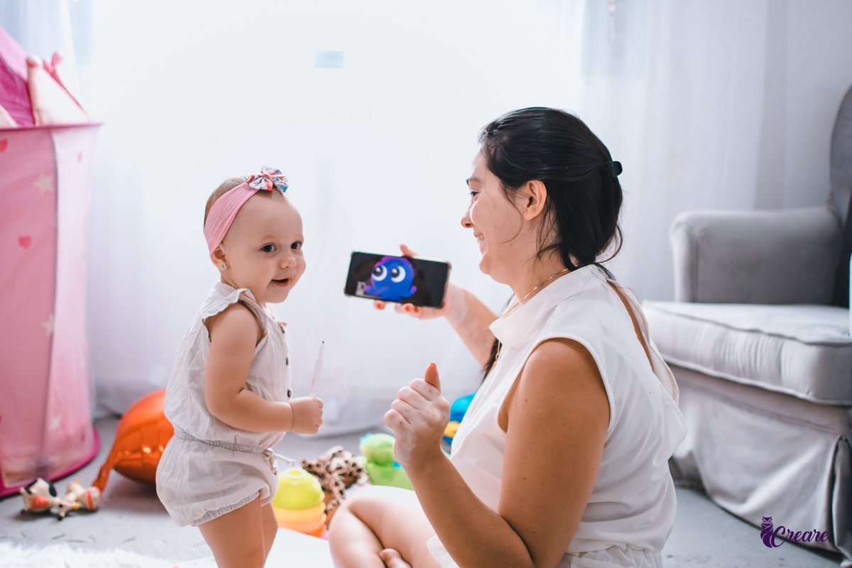 Ensaio lifestyle mãe e filha, fotografia de bebês e mamãe feita em casa, brincando com a criança. Ensaio dia das mães.