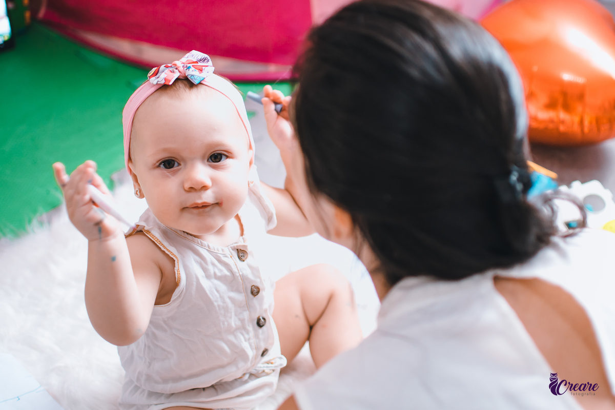 Ensaio lifestyle mãe e filha, fotografia de bebês e mamãe feita em casa, brincando com a criança. Ensaio dia das mães.