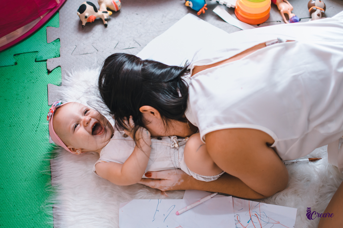Ensaio lifestyle mãe e filha, fotografia de bebês e mamãe feita em casa, brincando com a criança. Ensaio dia das mães.