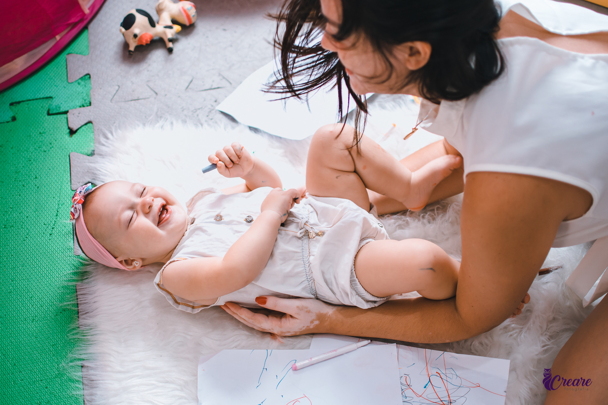 Ensaio lifestyle mãe e filha, fotografia de bebês e mamãe feita em casa, brincando com a criança. Ensaio dia das mães.
