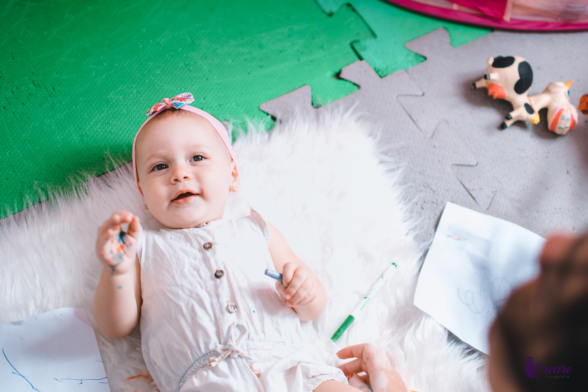 Ensaio lifestyle mãe e filha, fotografia de bebês e mamãe feita em casa, brincando com a criança. Ensaio dia das mães.