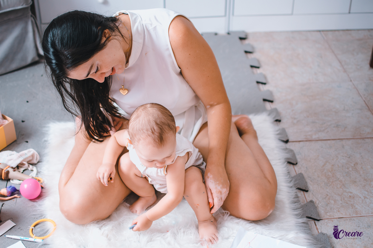Ensaio lifestyle mãe e filha, fotografia de bebês e mamãe feita em casa, brincando com a criança. Ensaio dia das mães.
