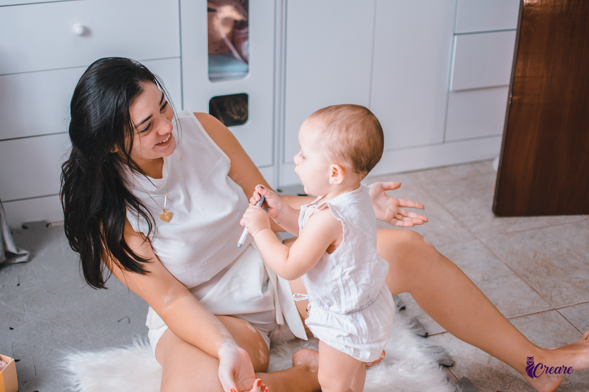 Ensaio lifestyle mãe e filha, fotografia de bebês e mamãe feita em casa, brincando com a criança. Ensaio dia das mães.