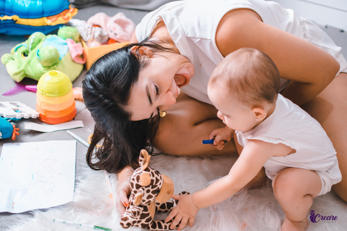 Ensaio lifestyle mãe e filha, fotografia de bebês e mamãe feita em casa, brincando com a criança. Ensaio dia das mães.