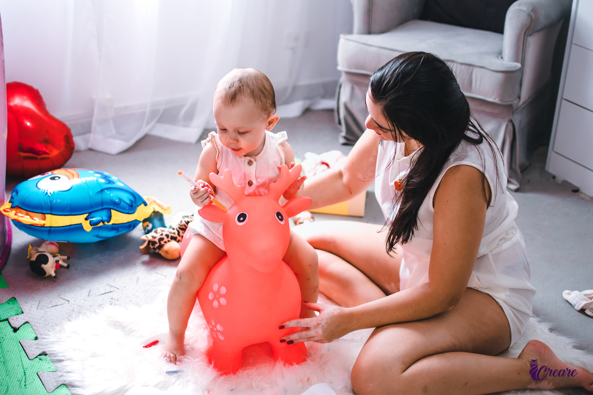 Ensaio lifestyle mãe e filha, fotografia de bebês e mamãe feita em casa, brincando com a criança. Ensaio dia das mães.
