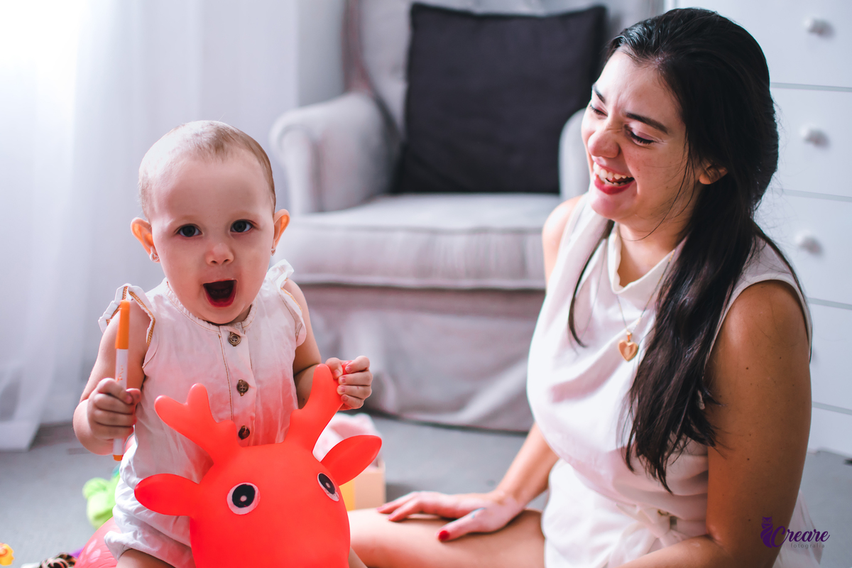 Ensaio lifestyle mãe e filha, fotografia de bebês e mamãe feita em casa, brincando com a criança. Ensaio dia das mães.