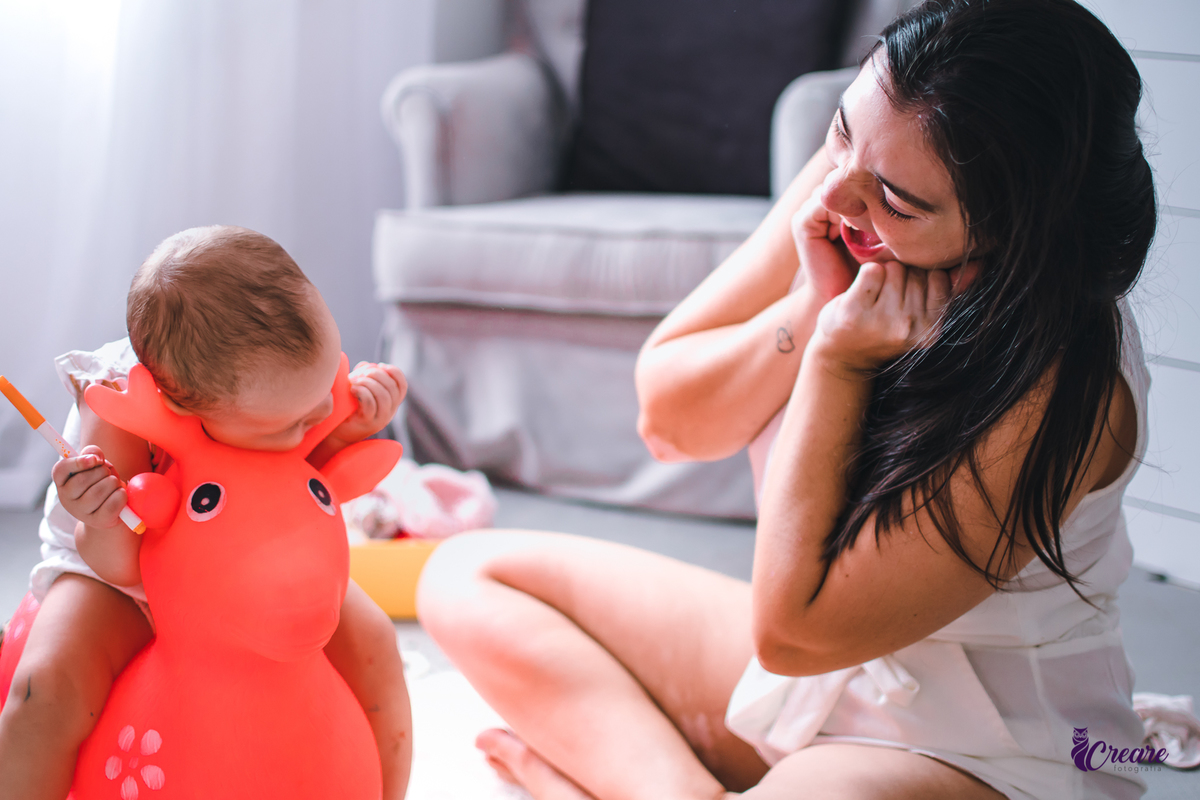 Ensaio lifestyle mãe e filha, fotografia de bebês e mamãe feita em casa, brincando com a criança. Ensaio dia das mães.