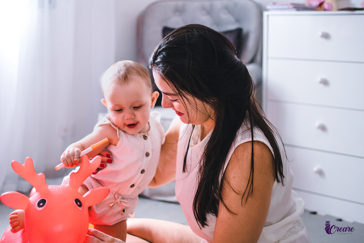 Ensaio lifestyle mãe e filha, fotografia de bebês e mamãe feita em casa, brincando com a criança. Ensaio dia das mães.