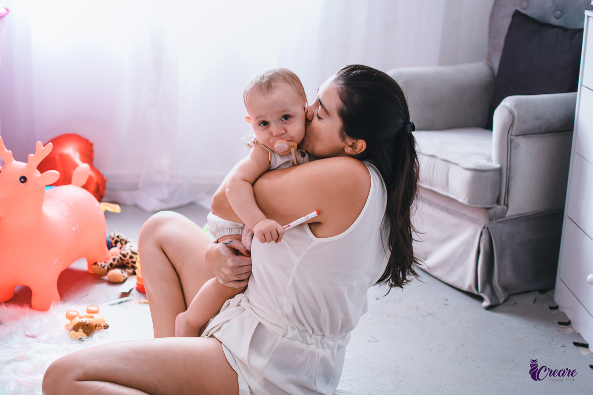 Ensaio lifestyle mãe e filha, fotografia de bebês e mamãe feita em casa, brincando com a criança. Ensaio dia das mães.