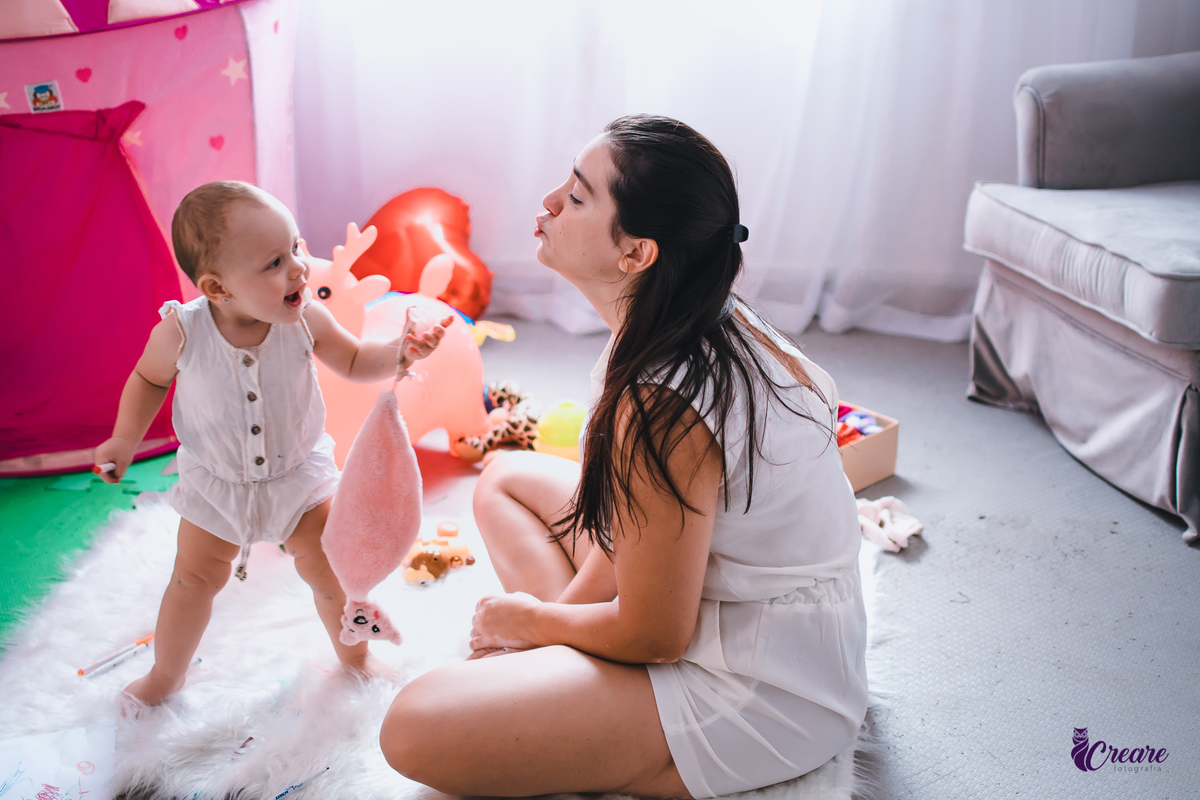 Ensaio lifestyle mãe e filha, fotografia de bebês e mamãe feita em casa, brincando com a criança. Ensaio dia das mães.