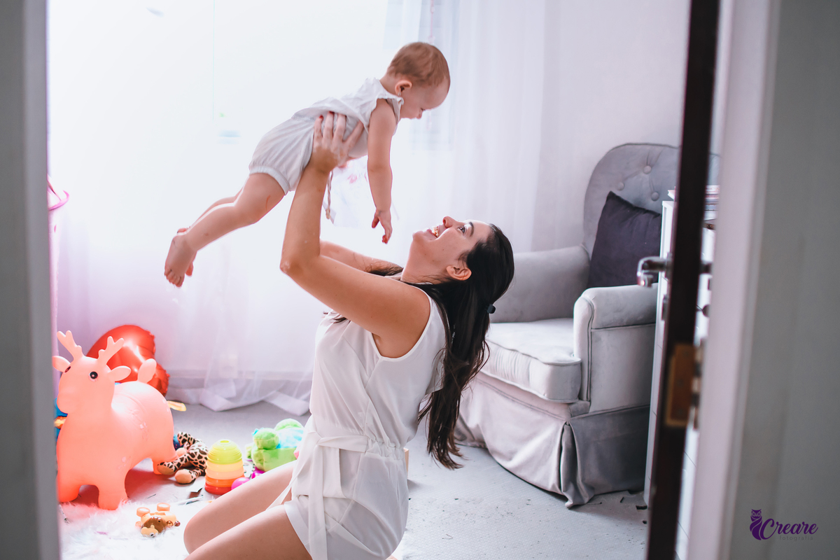 Ensaio lifestyle mãe e filha, fotografia de bebês e mamãe feita em casa, brincando com a criança. Ensaio dia das mães.