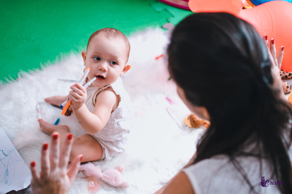 Ensaio lifestyle mãe e filha, fotografia de bebês e mamãe feita em casa, brincando com a criança. Ensaio dia das mães.