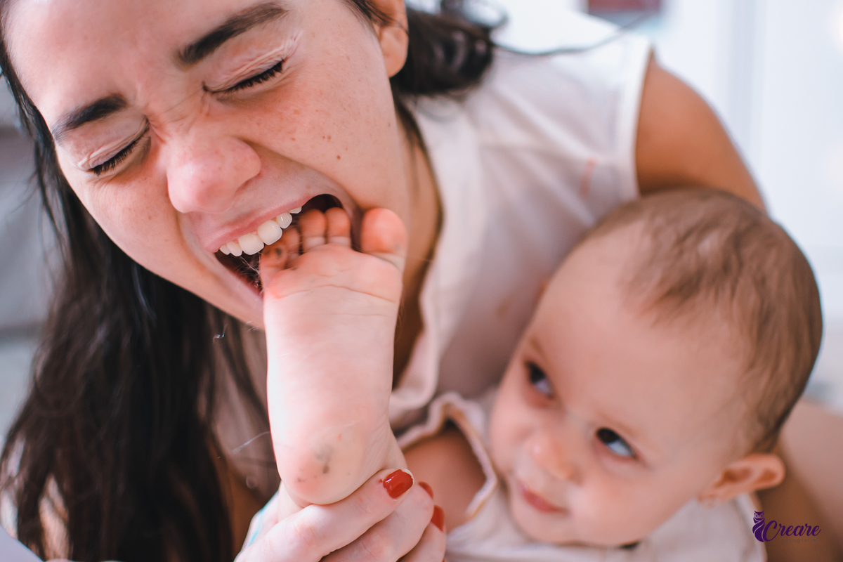 Ensaio lifestyle mãe e filha, fotografia de bebês e mamãe feita em casa, brincando com a criança. Ensaio dia das mães.