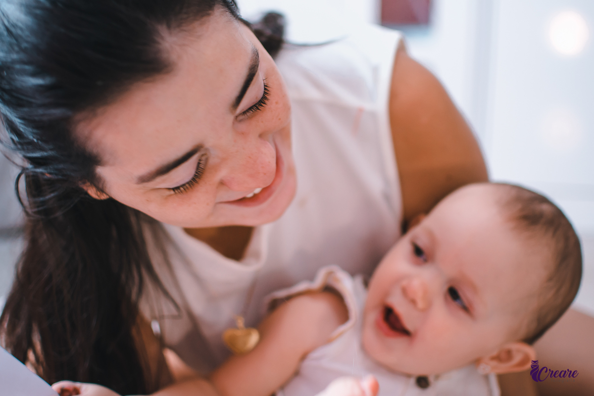 Ensaio lifestyle mãe e filha, fotografia de bebês e mamãe feita em casa, brincando com a criança. Ensaio dia das mães.