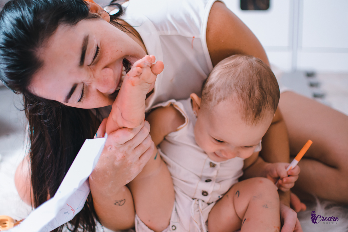 Ensaio lifestyle mãe e filha, fotografia de bebês e mamãe feita em casa, brincando com a criança. Ensaio dia das mães.