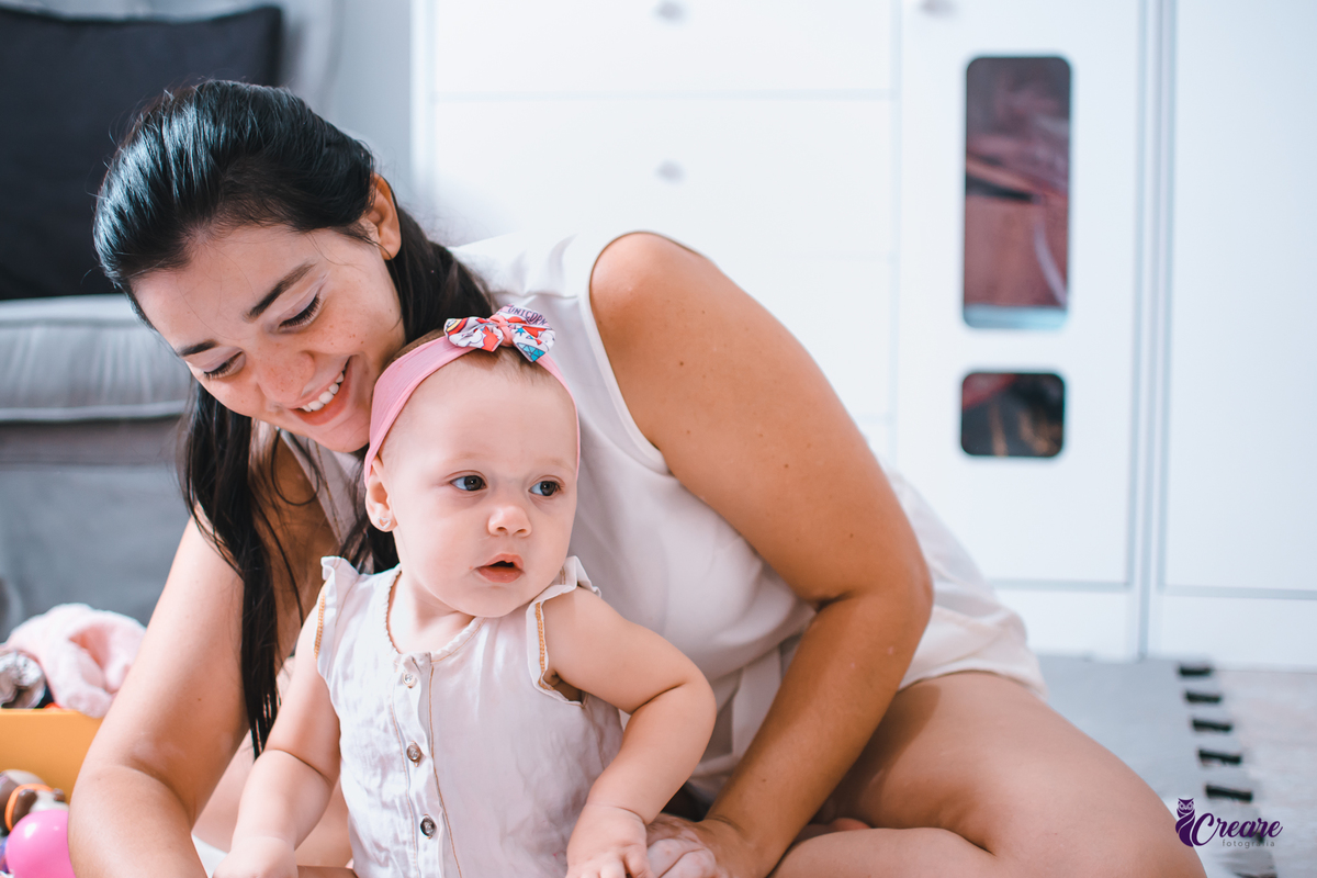 Ensaio lifestyle mãe e filha, fotografia de bebês e mamãe feita em casa, brincando com a criança. Ensaio dia das mães.