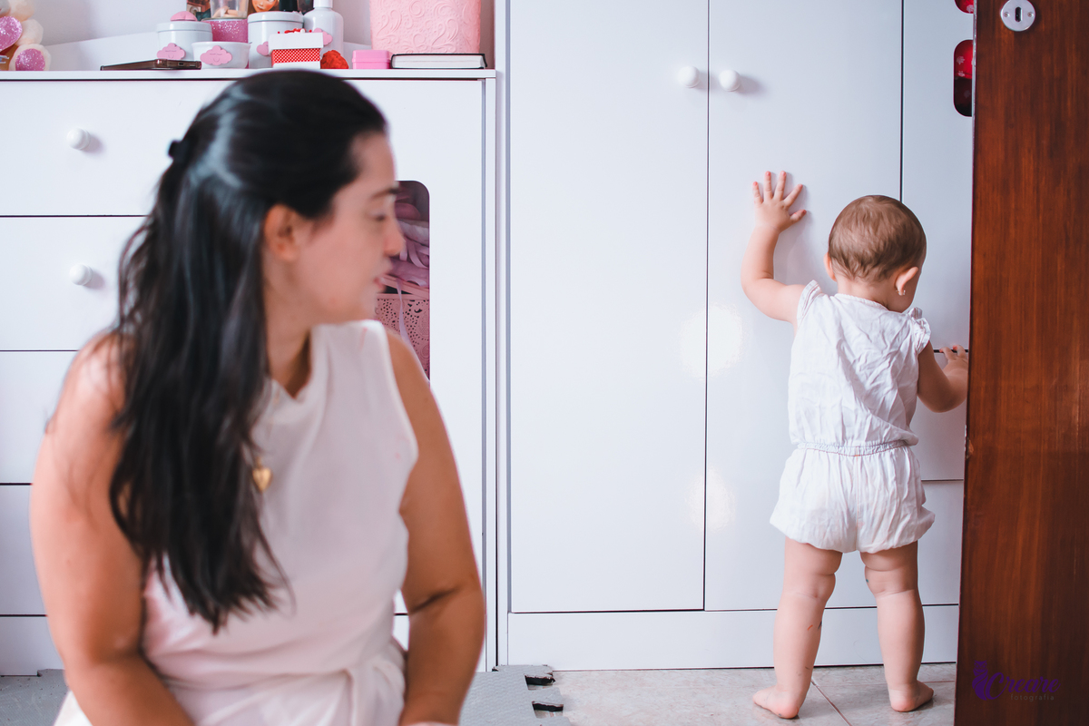 Ensaio lifestyle mãe e filha, fotografia de bebês e mamãe feita em casa, brincando com a criança. Ensaio dia das mães.