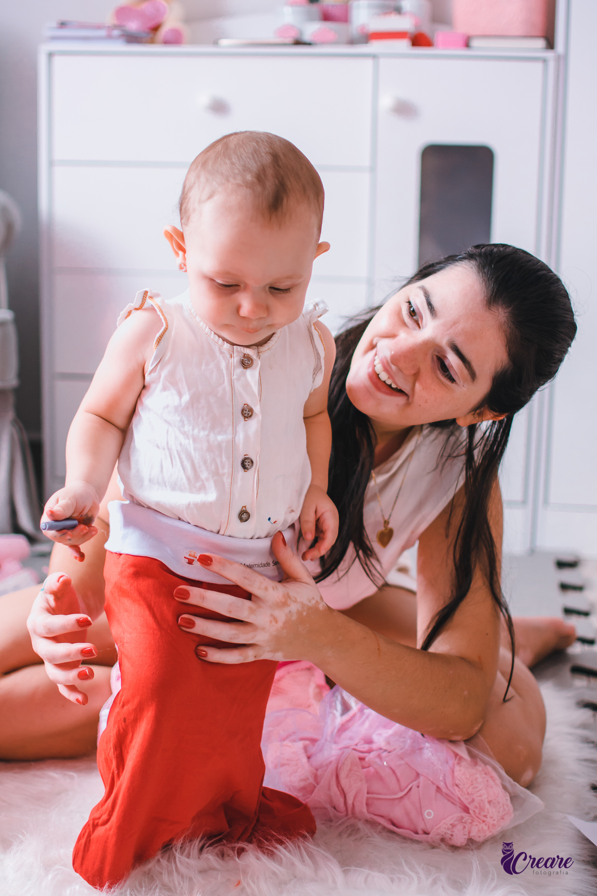 Ensaio lifestyle mãe e filha, fotografia de bebês e mamãe feita em casa, brincando com a criança. Ensaio dia das mães.