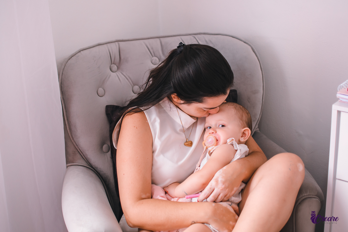 Ensaio lifestyle mãe e filha, fotografia de bebês e mamãe feita em casa, brincando com a criança. Ensaio dia das mães.