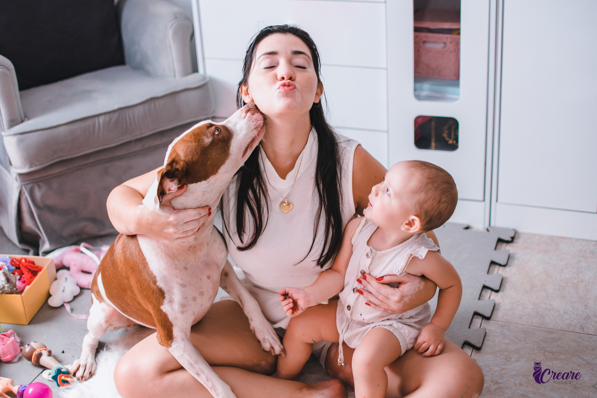 Ensaio lifestyle mãe e filha, fotografia de bebês e mamãe feita em casa, brincando com a criança. Ensaio dia das mães.