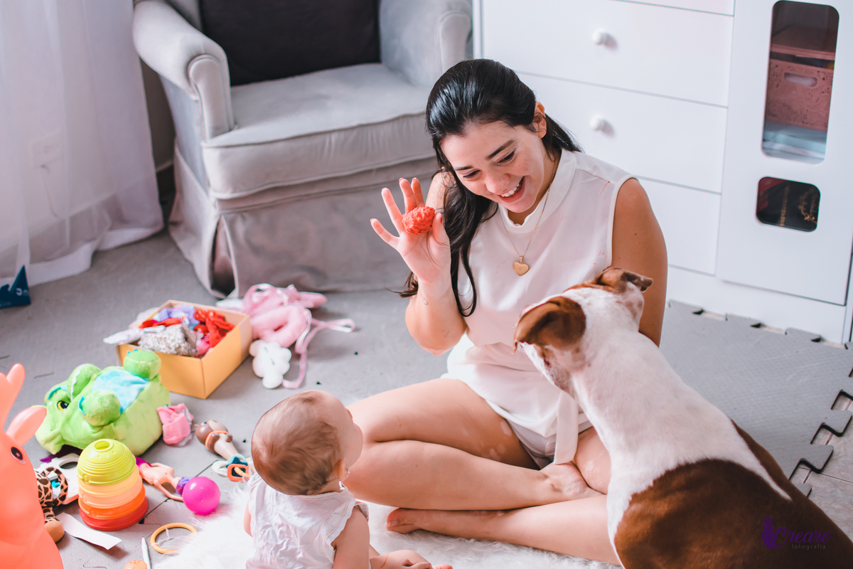 Ensaio lifestyle mãe e filha, fotografia de bebês e mamãe feita em casa, brincando com a criança. Ensaio dia das mães.
