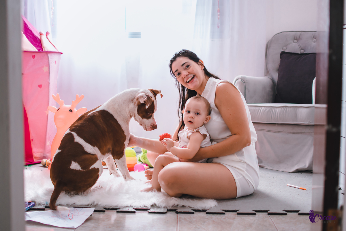 Ensaio lifestyle mãe e filha, fotografia de bebês e mamãe feita em casa, brincando com a criança. Ensaio dia das mães.