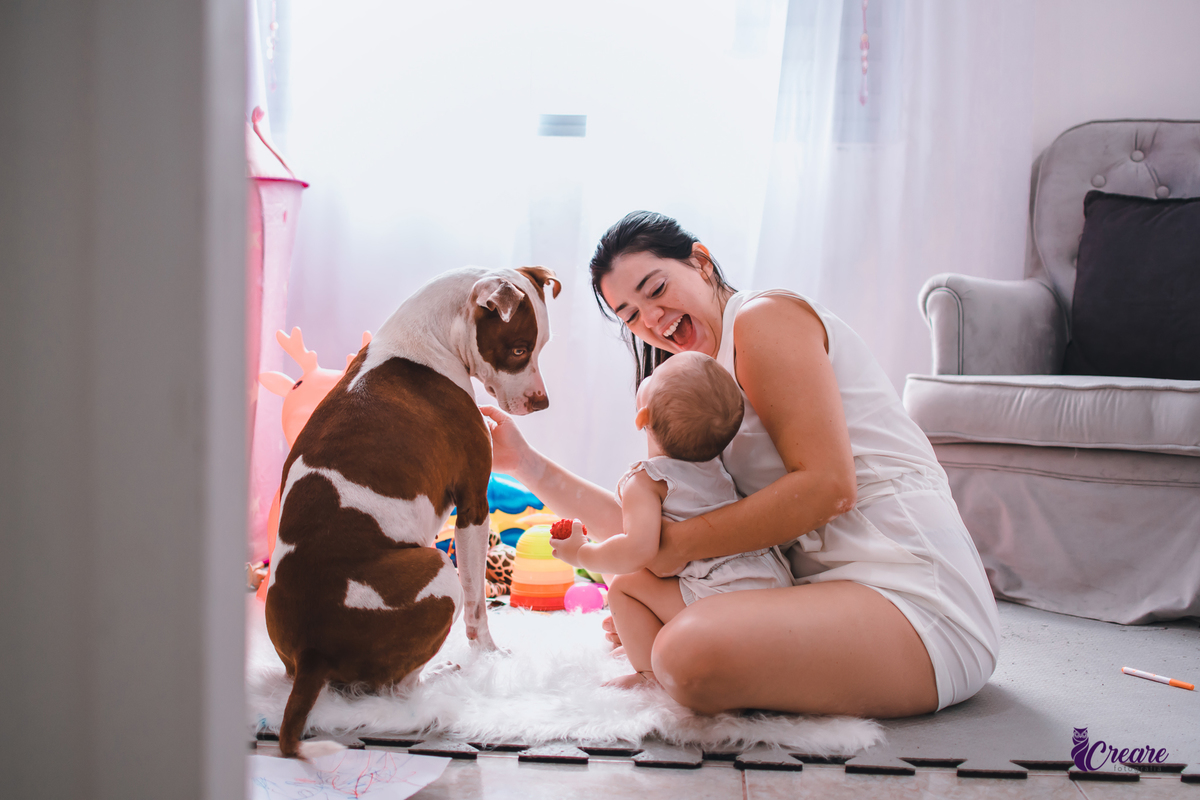Ensaio lifestyle mãe e filha, fotografia de bebês e mamãe feita em casa, brincando com a criança. Ensaio dia das mães.