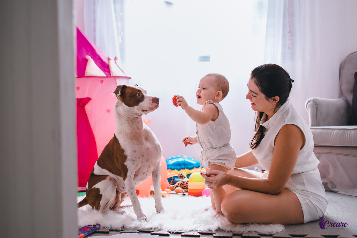Ensaio lifestyle mãe e filha, fotografia de bebês e mamãe feita em casa, brincando com a criança. Ensaio dia das mães.