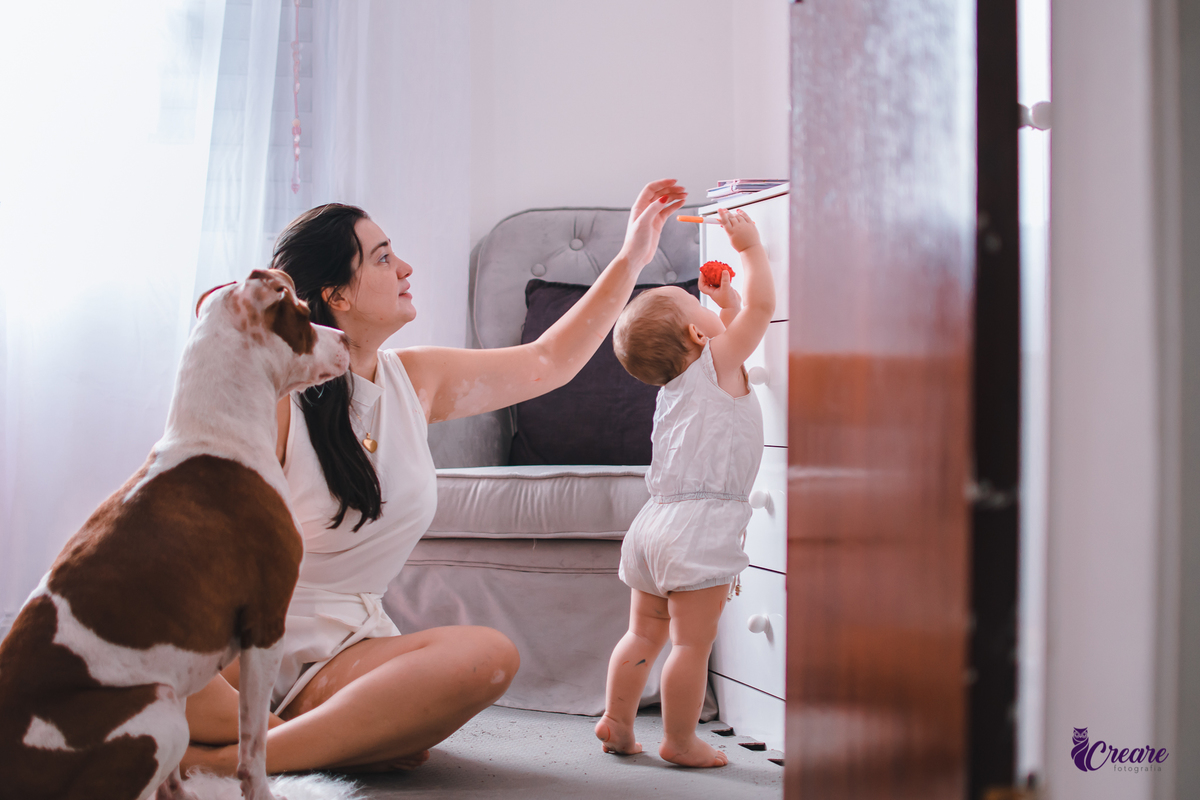 Ensaio lifestyle mãe e filha, fotografia de bebês e mamãe feita em casa, brincando com a criança. Ensaio dia das mães.