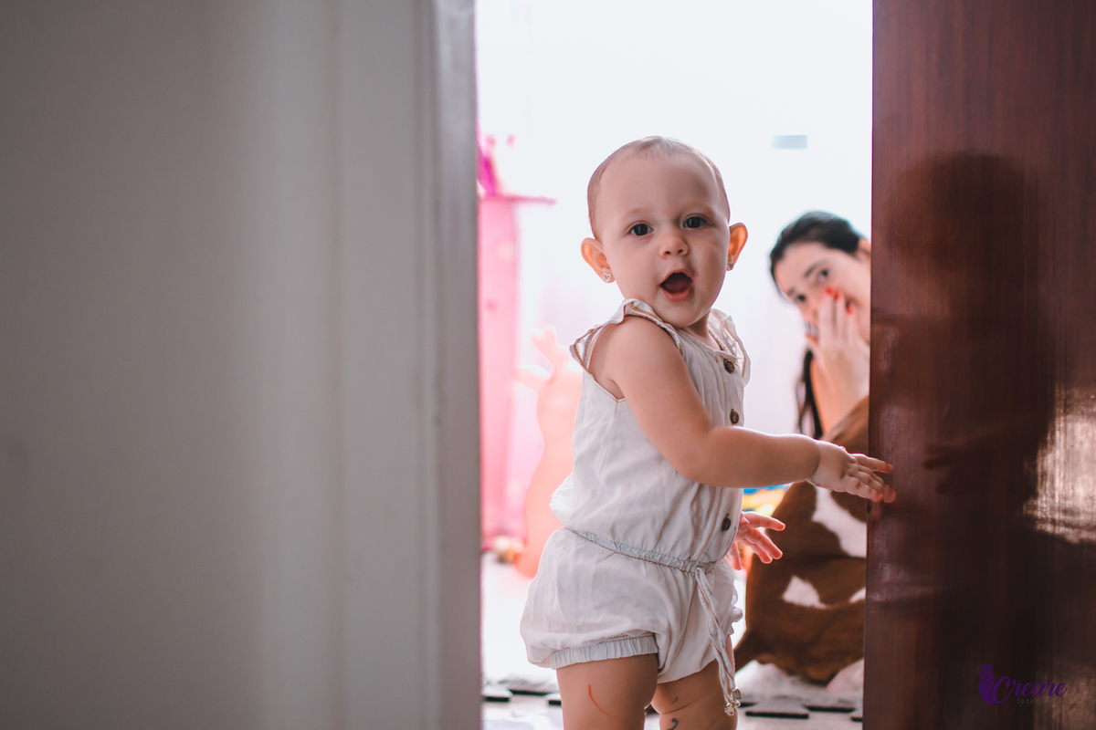 Ensaio lifestyle mãe e filha, fotografia de bebês e mamãe feita em casa, brincando com a criança. Ensaio dia das mães.