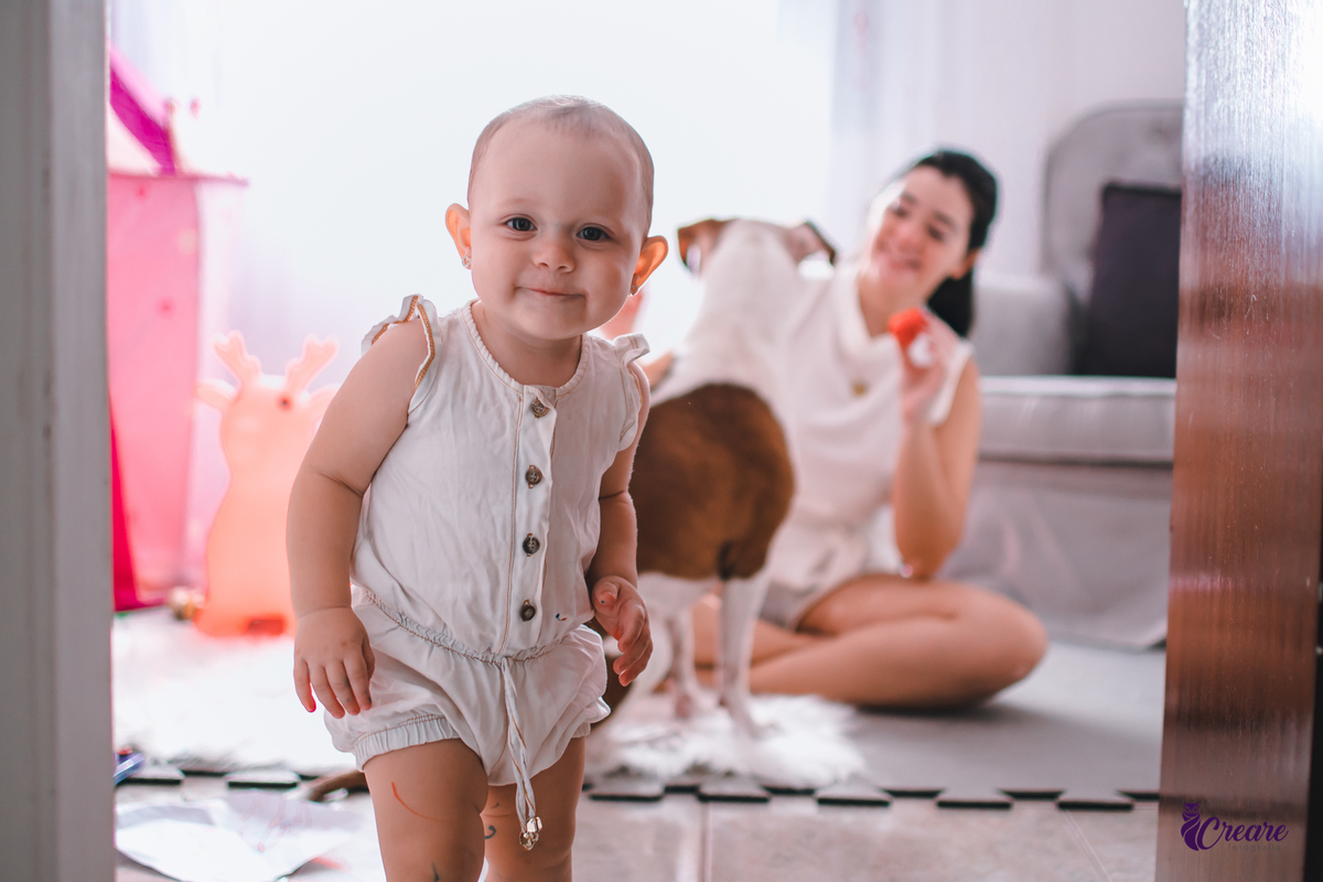 Ensaio lifestyle mãe e filha, fotografia de bebês e mamãe feita em casa, brincando com a criança. Ensaio dia das mães.