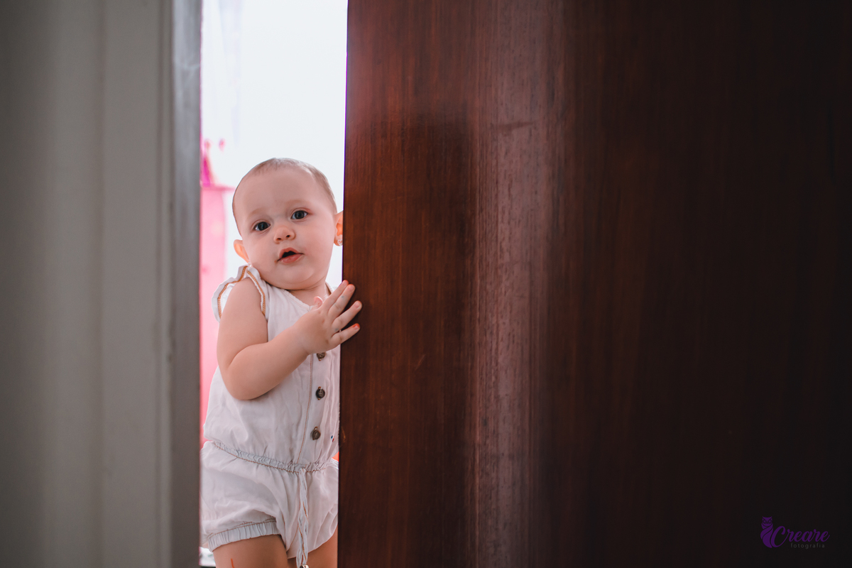 Ensaio lifestyle mãe e filha, fotografia de bebês e mamãe feita em casa, brincando com a criança. Ensaio dia das mães.