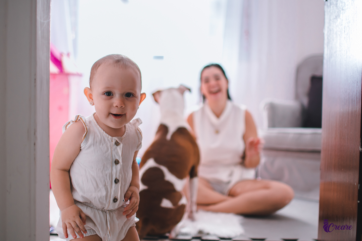 Ensaio lifestyle mãe e filha, fotografia de bebês e mamãe feita em casa, brincando com a criança. Ensaio dia das mães.