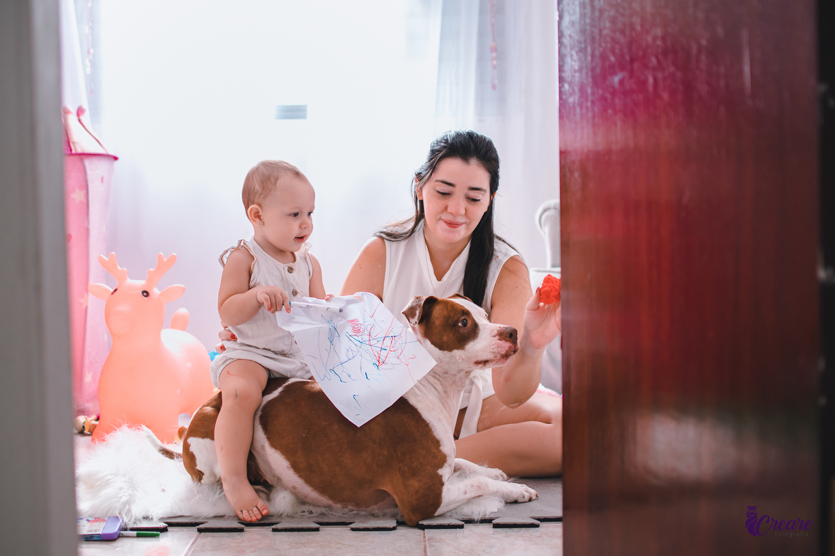 Ensaio lifestyle mãe e filha, fotografia de bebês e mamãe feita em casa, brincando com a criança. Ensaio dia das mães.