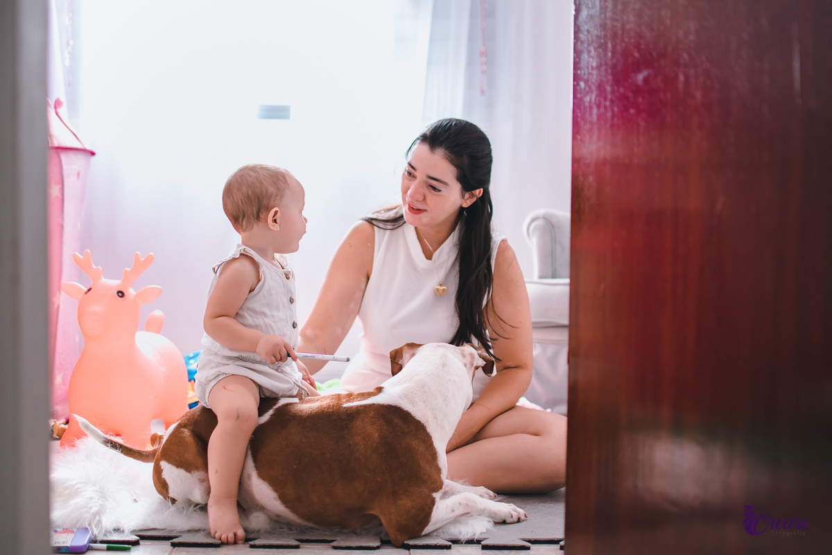 Ensaio lifestyle mãe e filha, fotografia de bebês e mamãe feita em casa, brincando com a criança. Ensaio dia das mães.