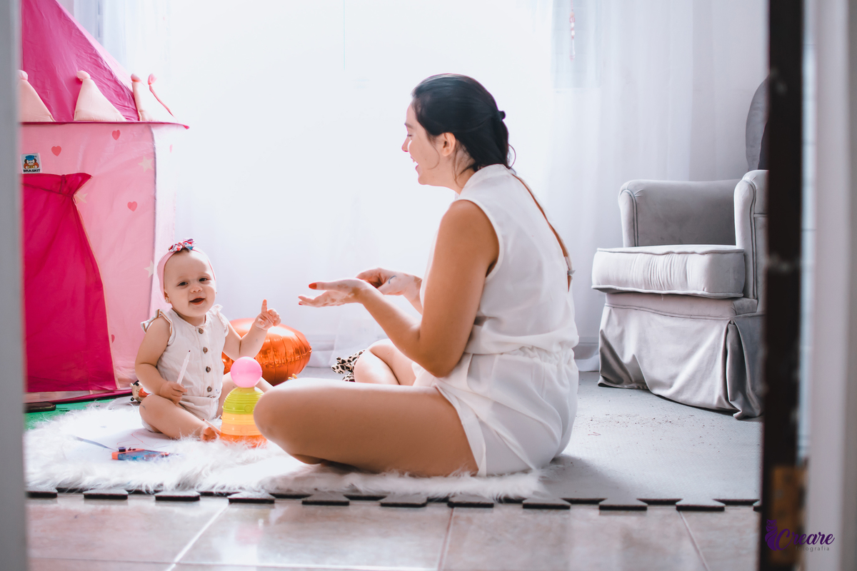 Ensaio lifestyle mãe e filha, fotografia de bebês e mamãe feita em casa, brincando com a criança. Ensaio dia das mães.