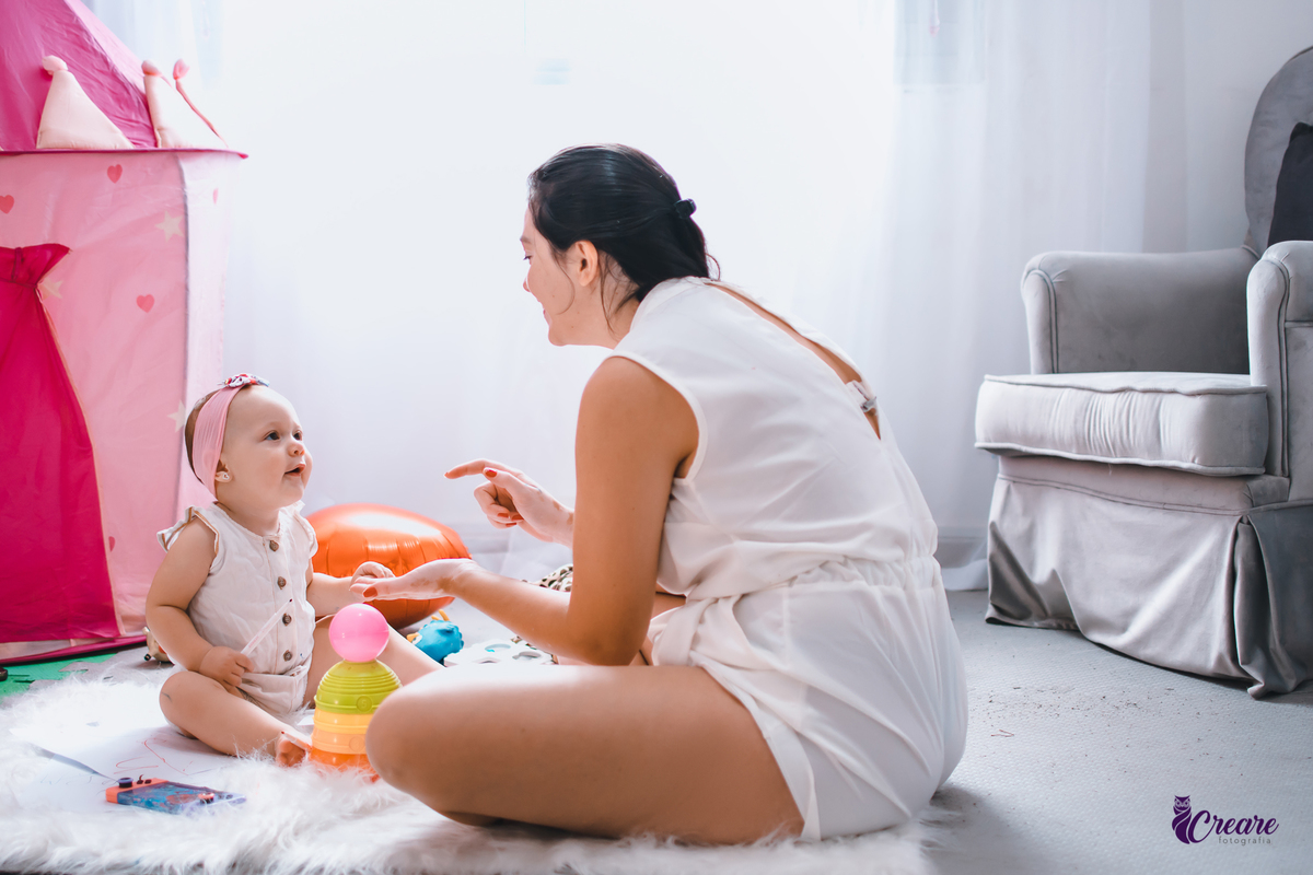 Ensaio lifestyle mãe e filha, fotografia de bebês e mamãe feita em casa, brincando com a criança. Ensaio dia das mães.