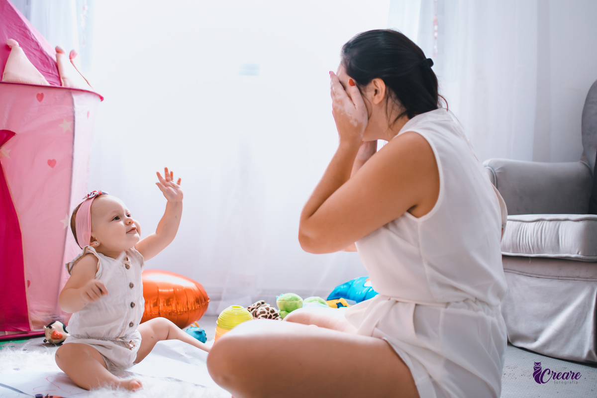 Ensaio lifestyle mãe e filha, fotografia de bebês e mamãe feita em casa, brincando com a criança. Ensaio dia das mães.