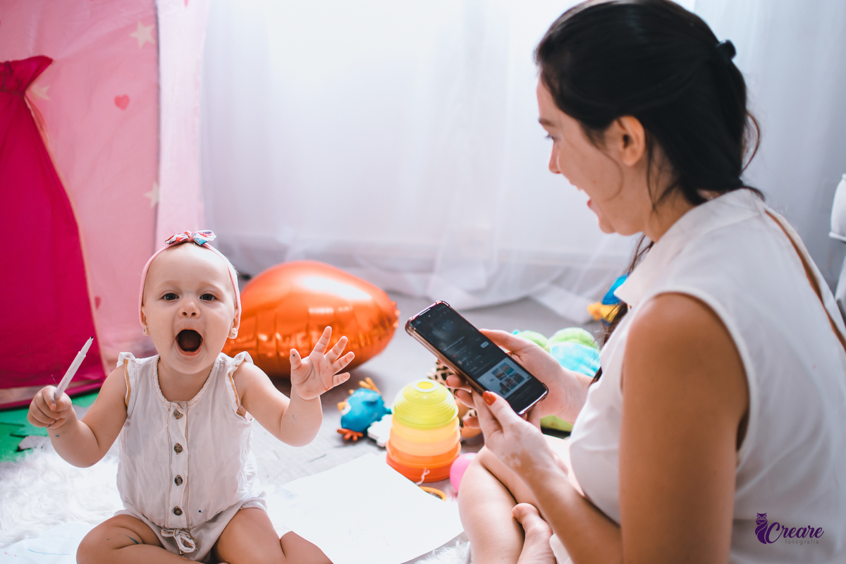 Ensaio lifestyle mãe e filha, fotografia de bebês e mamãe feita em casa, brincando com a criança. Ensaio dia das mães.