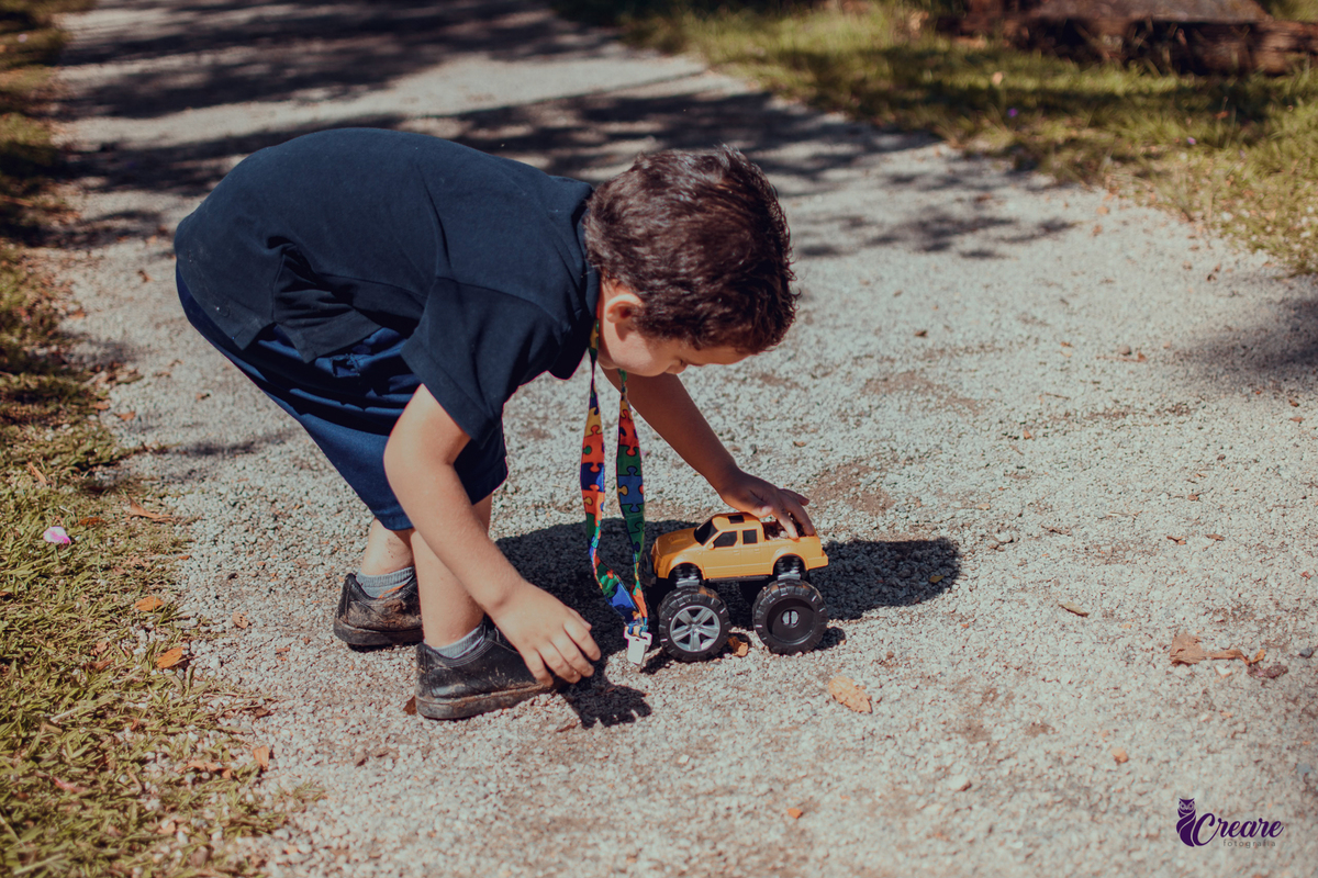 Ensaio infantil com criança com TEA, realizado para um projeto social em Mauá, fotógrafo Mauá, fotógrafo Santo André, fotógrafo Ribeirão Pires, fotógrafo SBC, fotógrafo SCS, ensaio fotográfico. Gruta Santa Luzia.