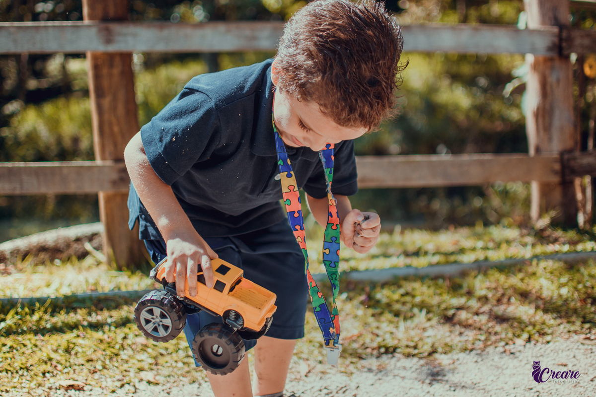 Ensaio infantil com criança com TEA, realizado para um projeto social em Mauá, fotógrafo Mauá, fotógrafo Santo André, fotógrafo Ribeirão Pires, fotógrafo SBC, fotógrafo SCS, ensaio fotográfico. Gruta Santa Luzia.