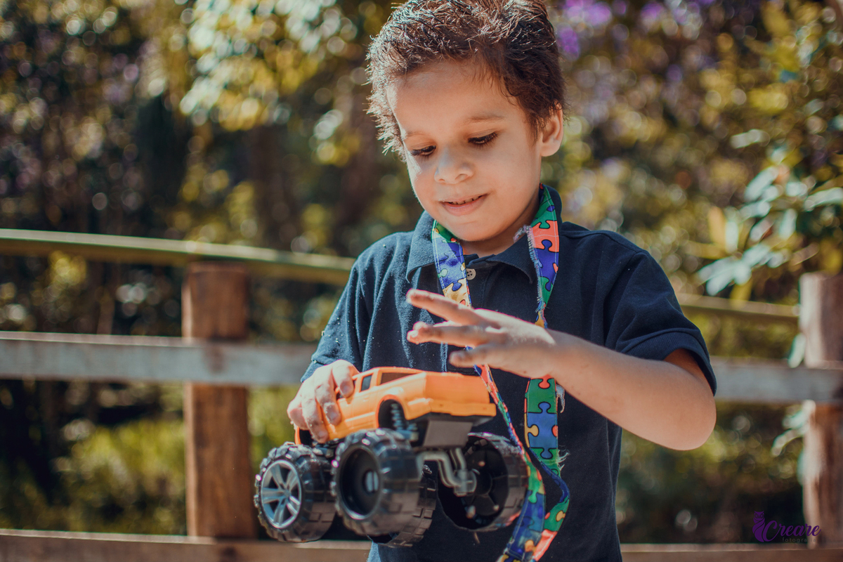 Ensaio infantil com criança com TEA, realizado para um projeto social em Mauá, fotógrafo Mauá, fotógrafo Santo André, fotógrafo Ribeirão Pires, fotógrafo SBC, fotógrafo SCS, ensaio fotográfico. Gruta Santa Luzia.