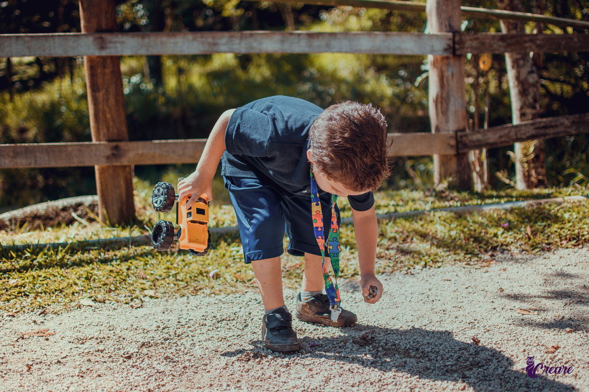 Ensaio infantil com criança com TEA, realizado para um projeto social em Mauá, fotógrafo Mauá, fotógrafo Santo André, fotógrafo Ribeirão Pires, fotógrafo SBC, fotógrafo SCS, ensaio fotográfico. Gruta Santa Luzia.