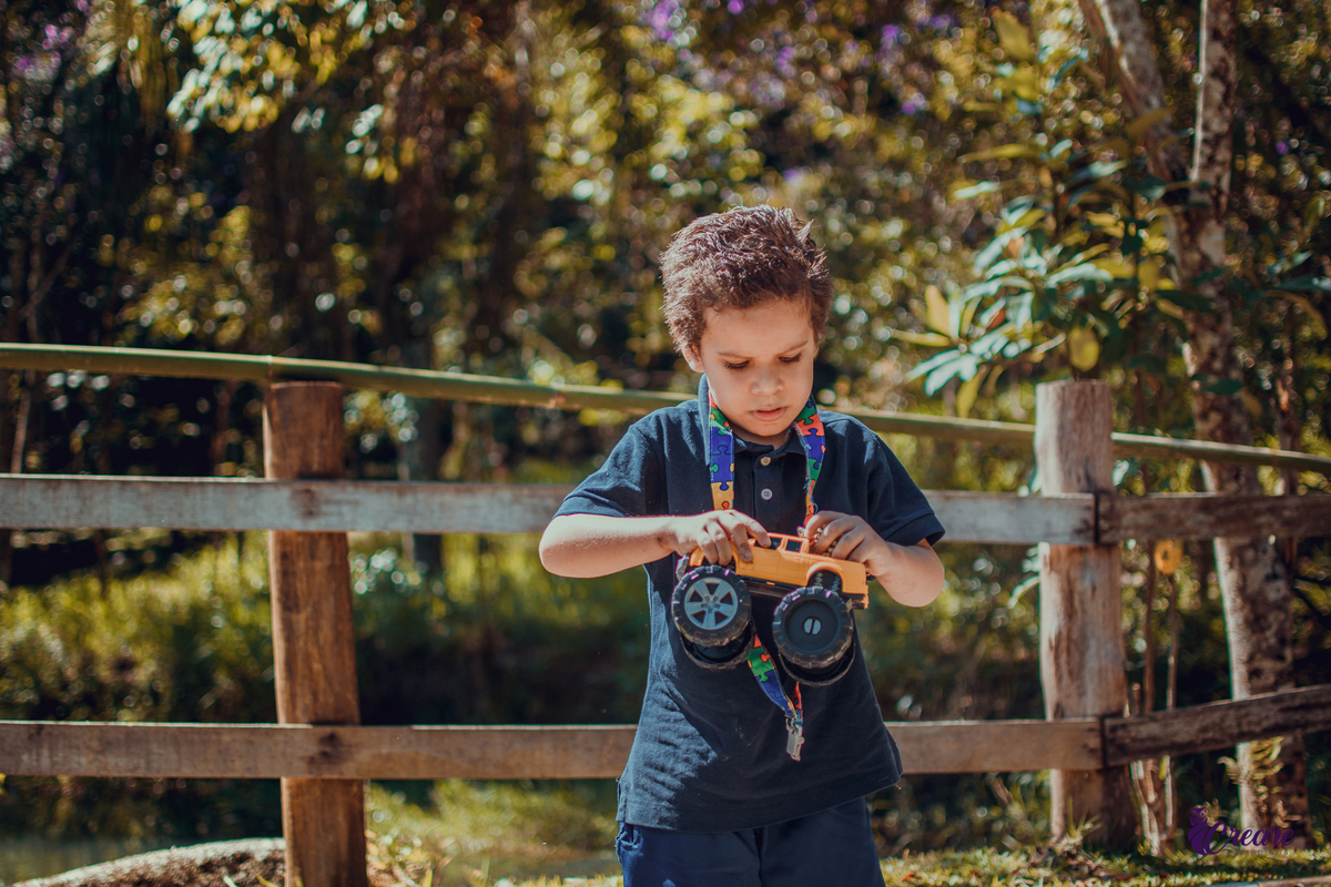 Ensaio infantil com criança com TEA, realizado para um projeto social em Mauá, fotógrafo Mauá, fotógrafo Santo André, fotógrafo Ribeirão Pires, fotógrafo SBC, fotógrafo SCS, ensaio fotográfico. Gruta Santa Luzia.