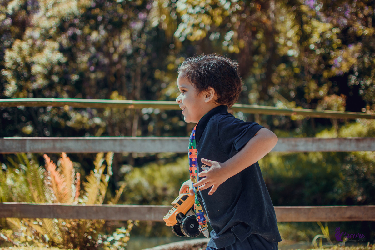 Ensaio infantil com criança com TEA, realizado para um projeto social em Mauá, fotógrafo Mauá, fotógrafo Santo André, fotógrafo Ribeirão Pires, fotógrafo SBC, fotógrafo SCS, ensaio fotográfico. Gruta Santa Luzia.